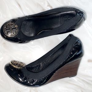 Tory Burch black patent leather Caroline stacked wedge logo pumps size 7M